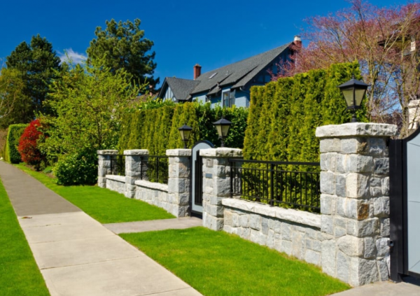 Pagar batu alam dengan sentuhan lampu penerangan